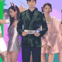 카리나와 장원영 사이에 서있는 남자