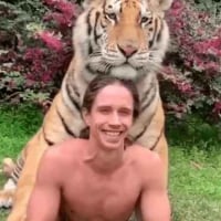 호랑이랑 우정 사진 찍은 남자