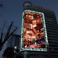 광화문 전광판에 뜬 초대형 산타클로스 ㄷㄷ