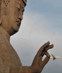 dude literally caught a plane with his fingers omg...