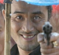 우산 쓰고 총 들고 웃는 짤