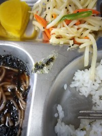 급식에서 비닐나옴