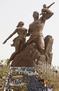 북한이 300억 받고 만든 동상