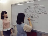 세계지도를 그리는 학생과 그걸 바라보는 선생님의 불안한 눈빛