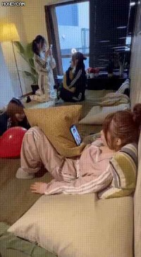 손 안 대고 폰 쓰는 여자