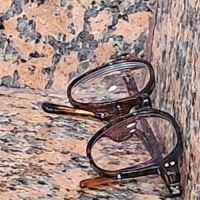 구석에 안경 뭐냐