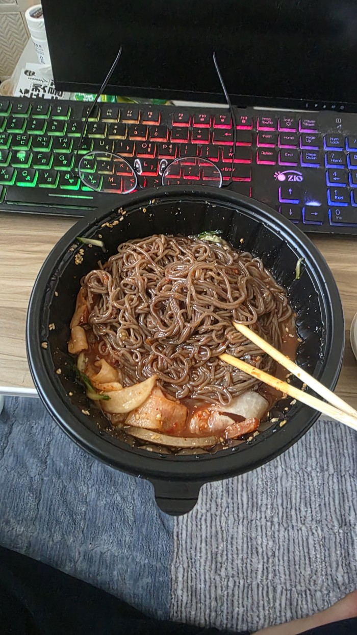 추운날씨에 침대 위에서 냉면을