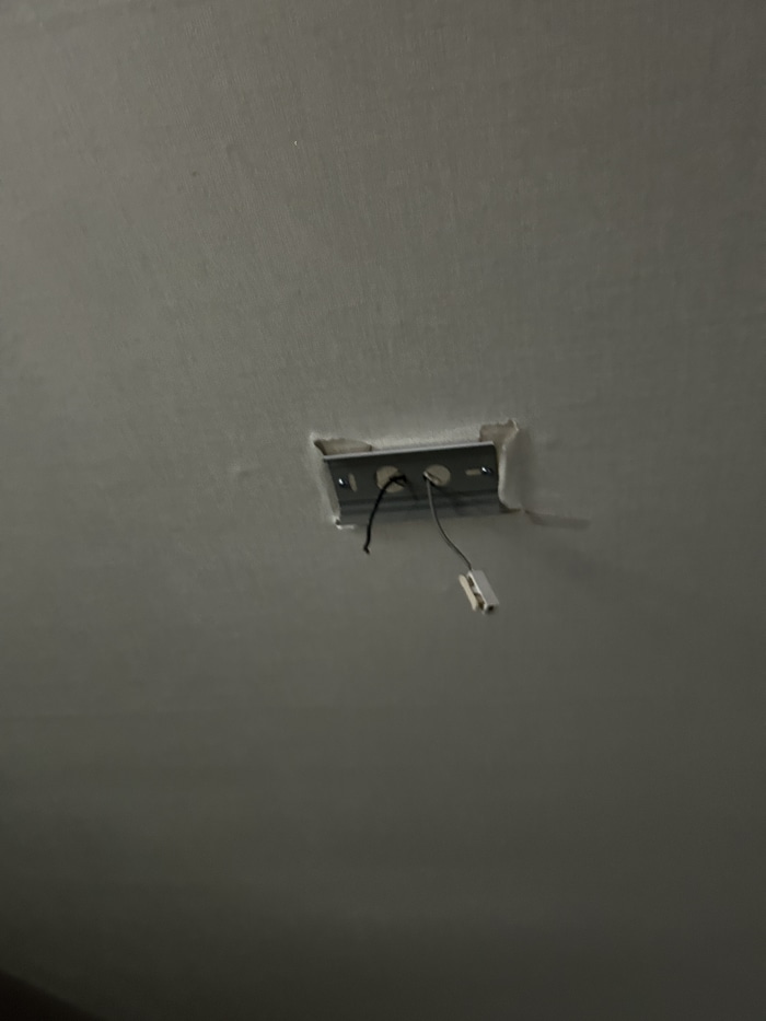 셀프로 전등달았음